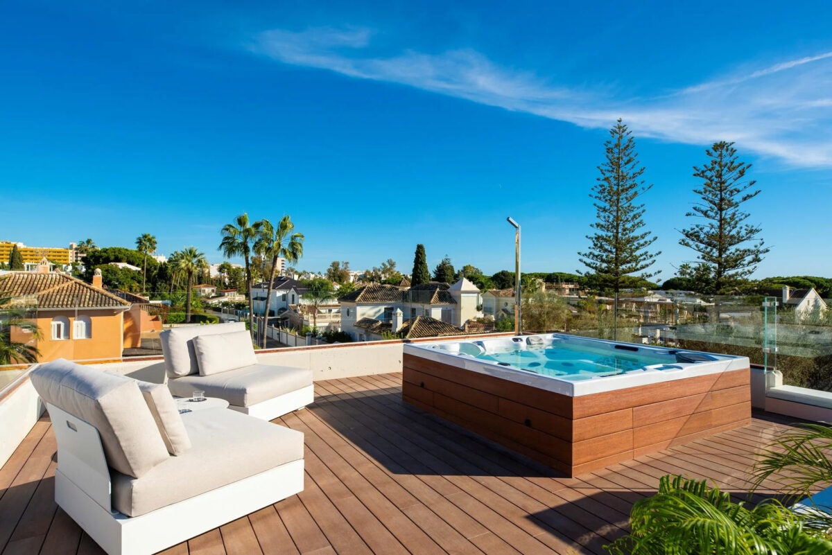 Credits Almodóvar Villas, Peter Kiss