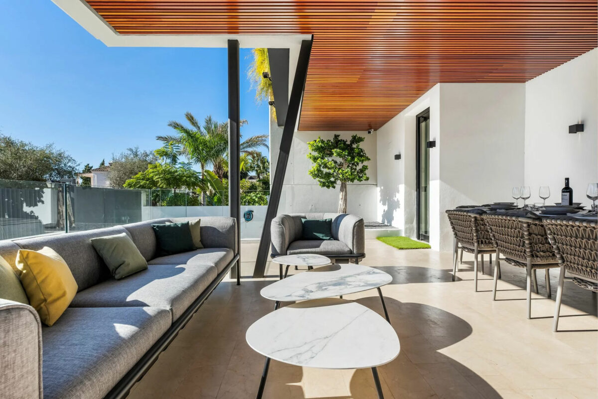 Credits Almodóvar Villas, Peter Kiss