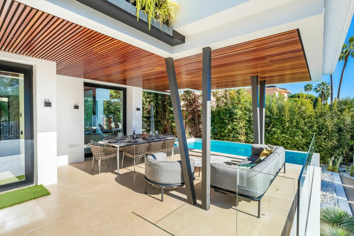 Credits Almodóvar Villas, Peter Kiss