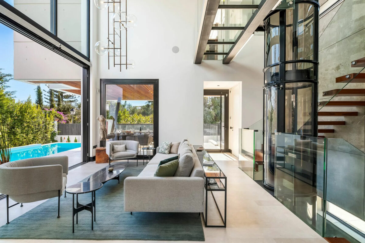 Credits Almodóvar Villas, Peter Kiss