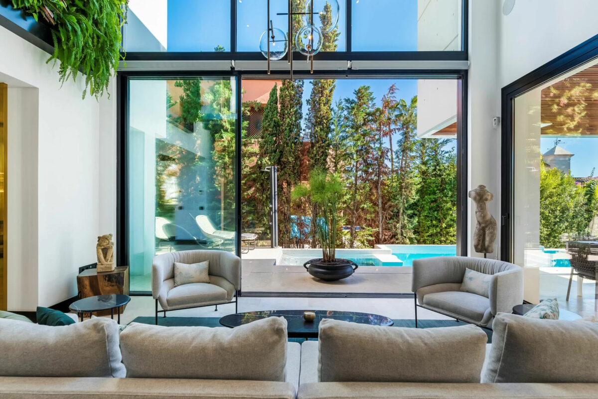 Credits Almodóvar Villas, Peter Kiss