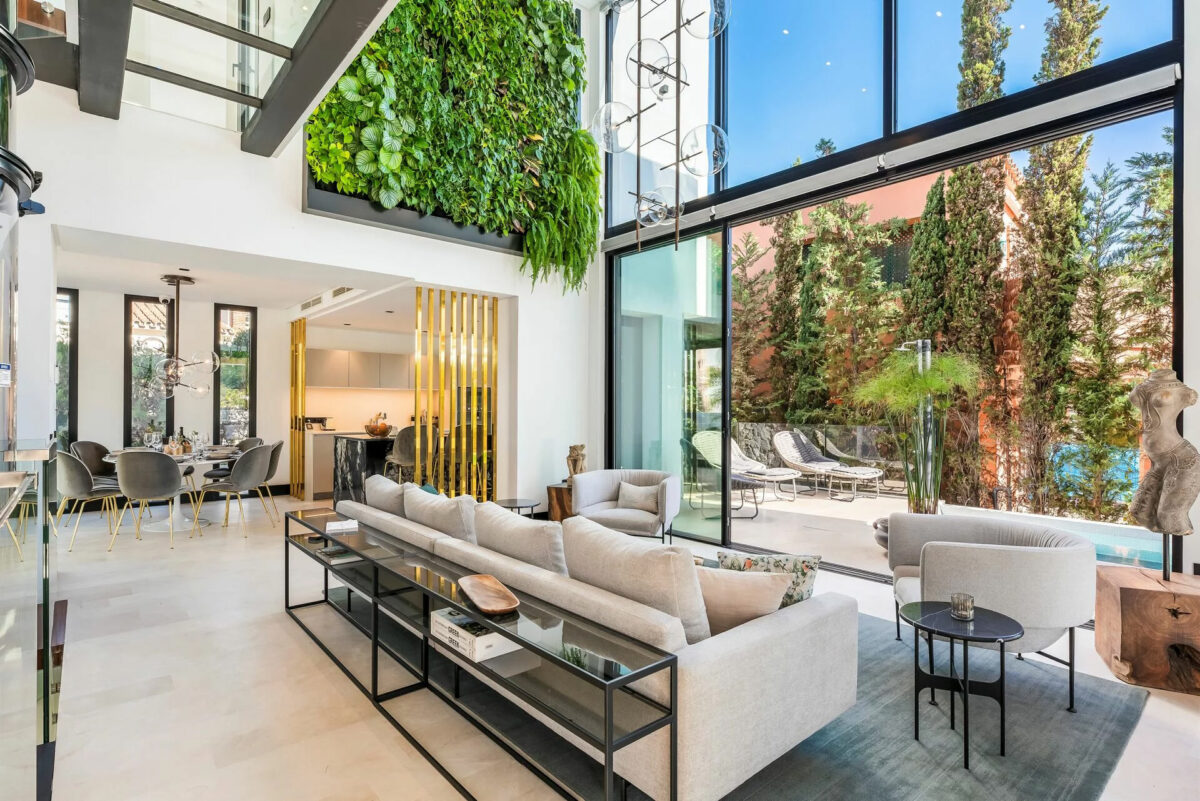 Credits Almodóvar Villas, Peter Kiss