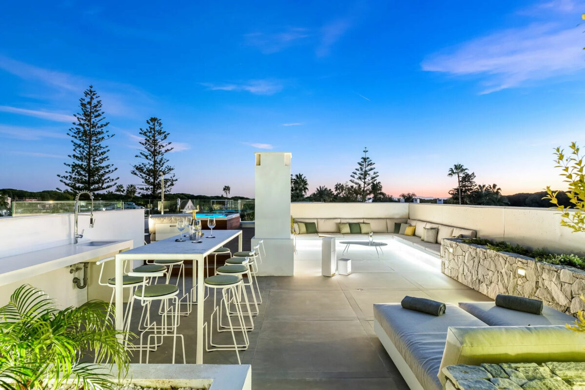 Credits Almodóvar Villas, Peter Kiss