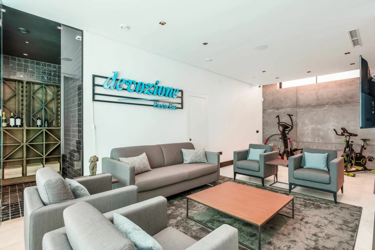 Credits Almodóvar Villas, Peter Kiss