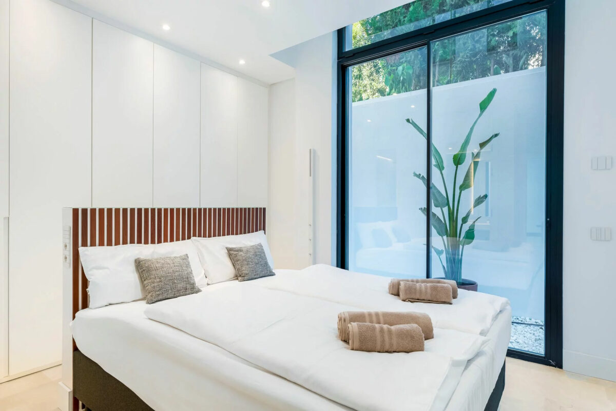 Credits Almodóvar Villas, Peter Kiss