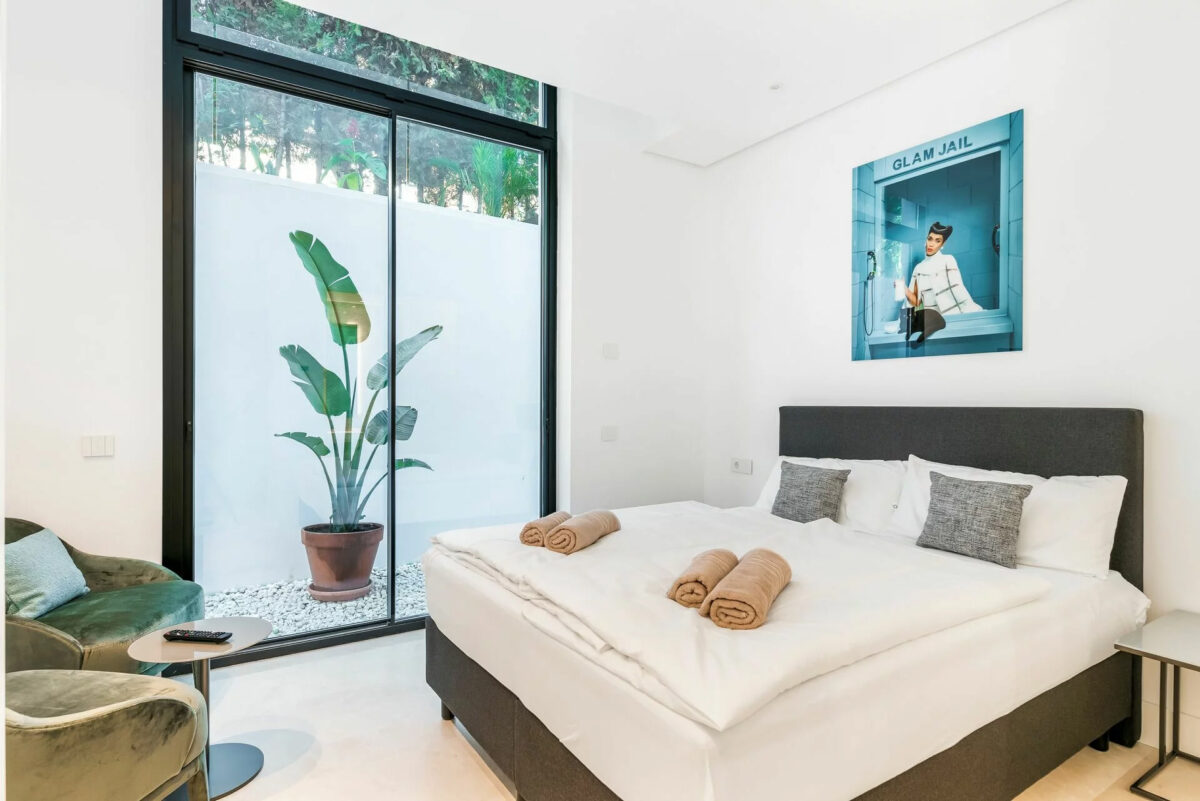 Credits Almodóvar Villas, Peter Kiss