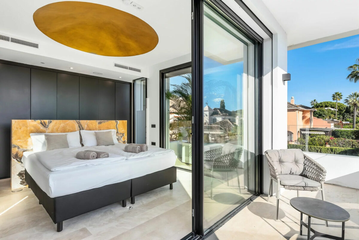 Credits Almodóvar Villas, Peter Kiss