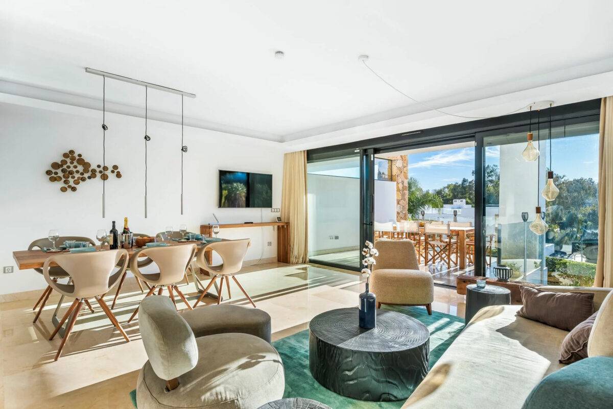 Credits Almodóvar Villas, Peter Kiss