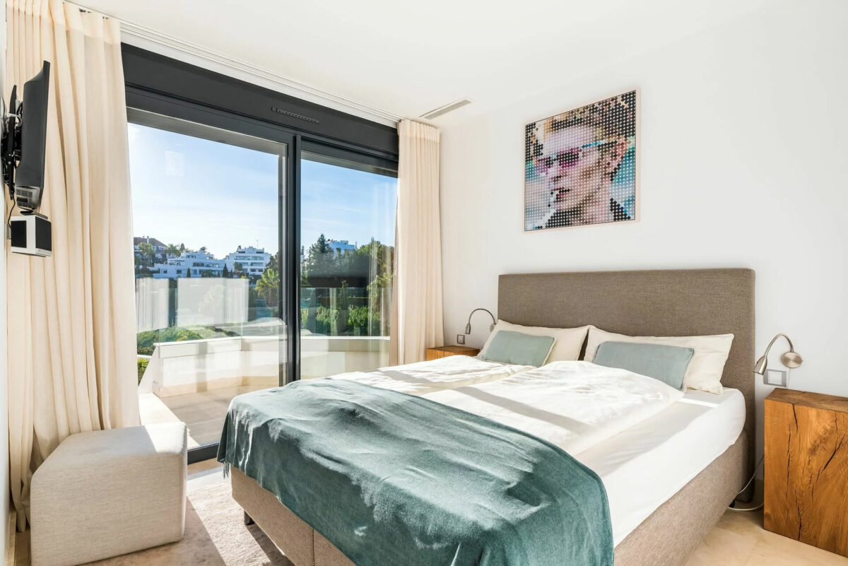 Credits Almodóvar Villas, Peter Kiss