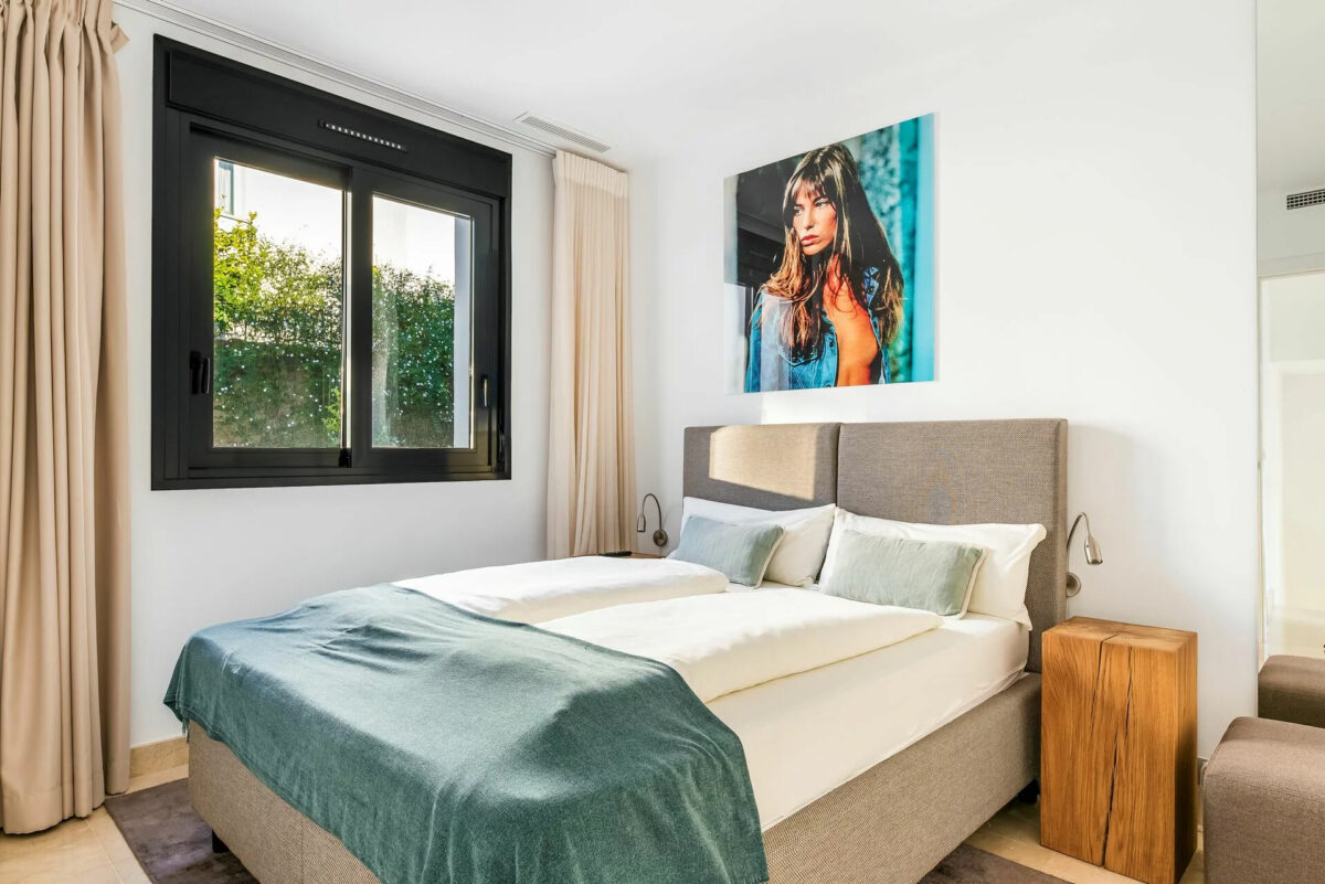 Credits Almodóvar Villas, Peter Kiss